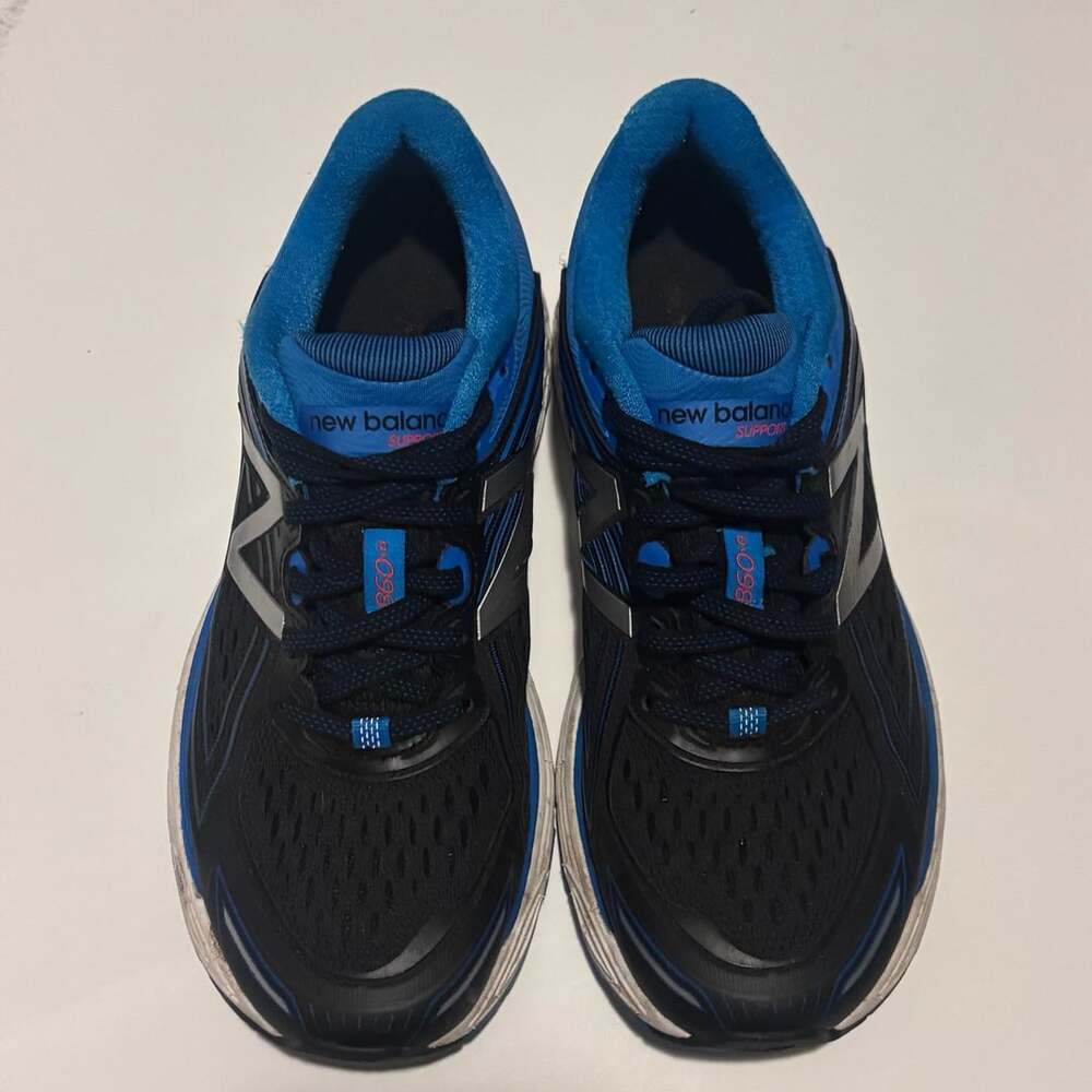 The New Balance 860v8 Trufuse Black and Blue Running Shoes size 7 men’s